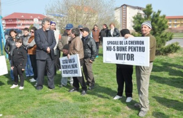 Primarul Cristea îndeamnă oamenii să protesteze împotriva gazelor de şist